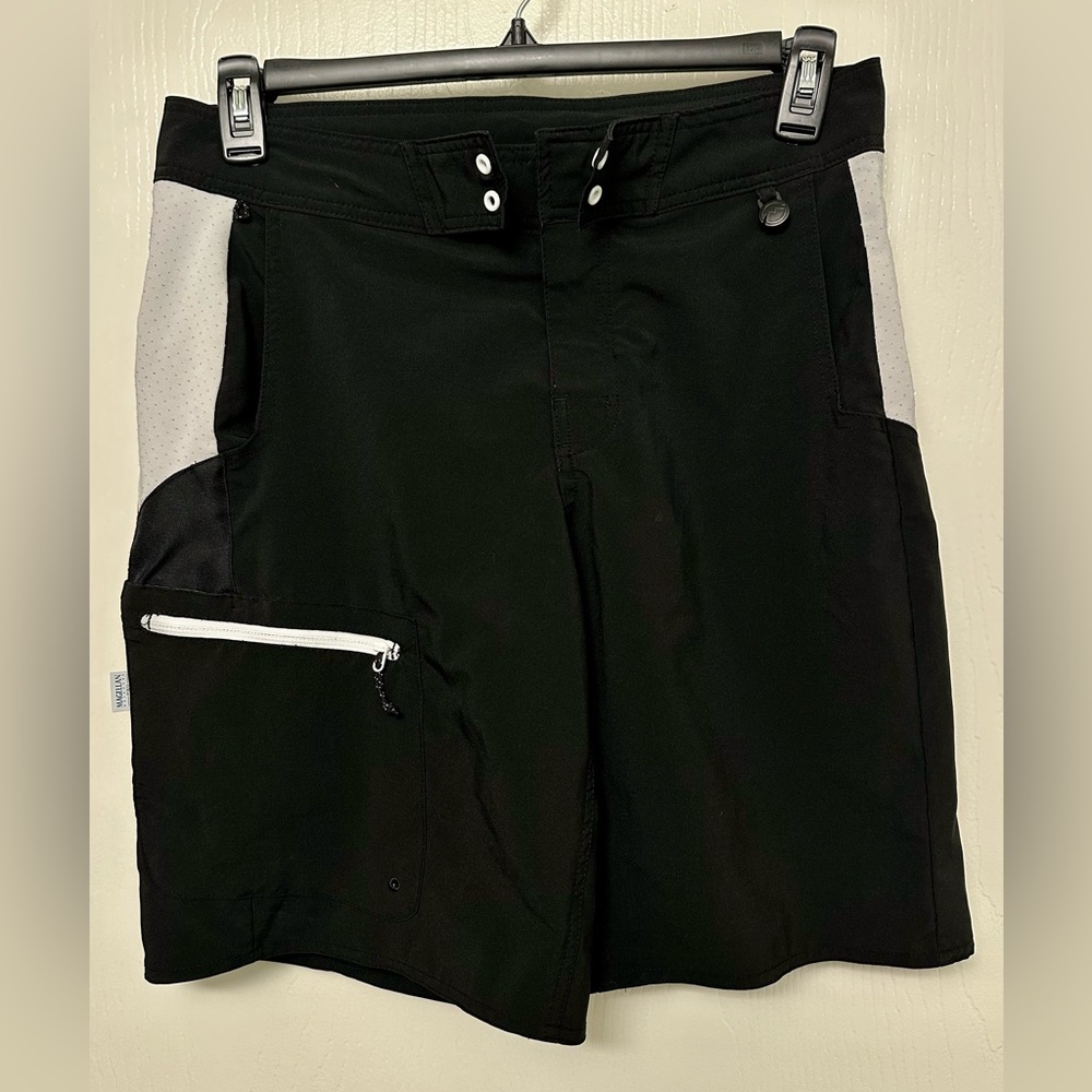Magellan Outdoors Pro Angler Fishing Shorts – Size Small – Black/white